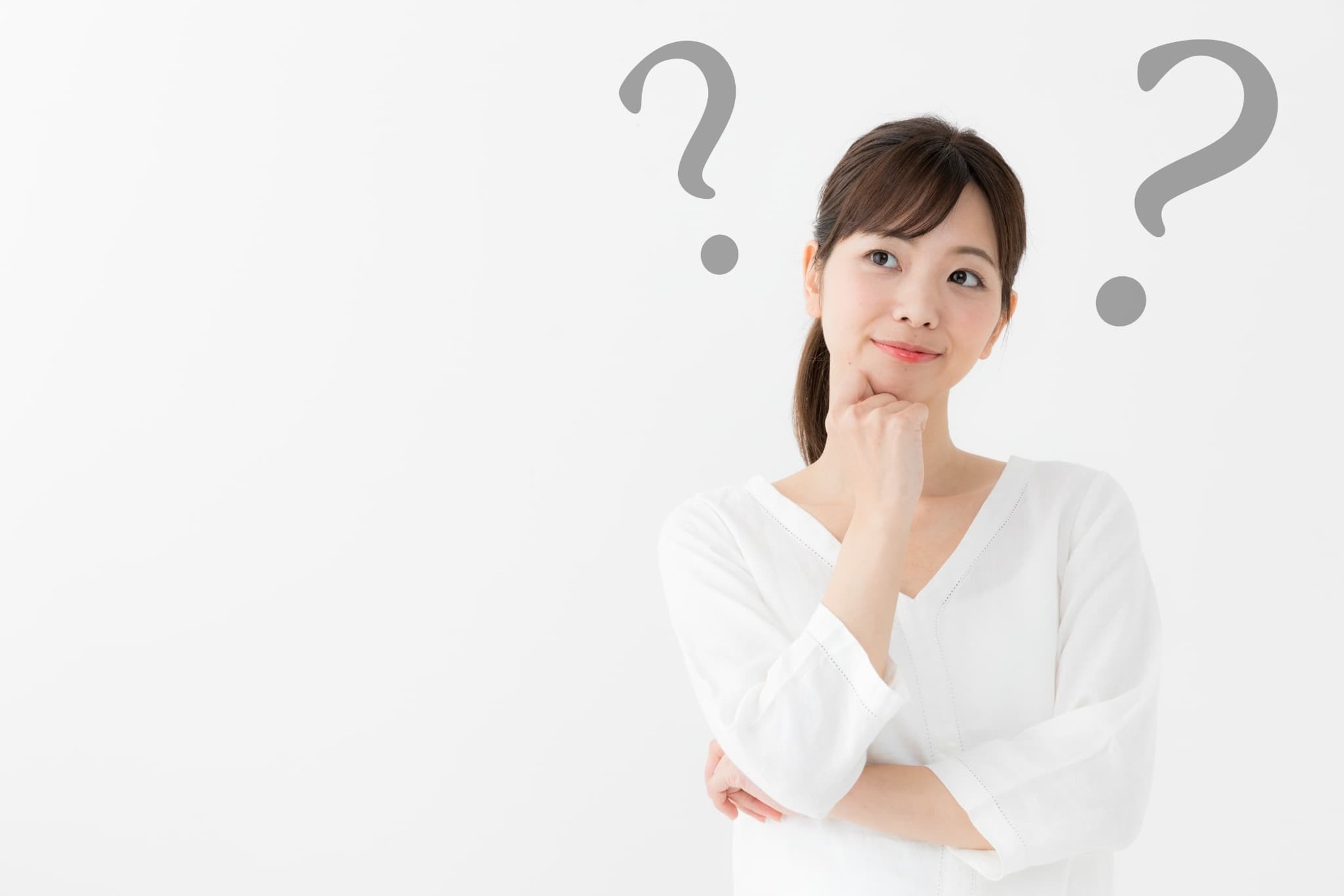 マウスピースの装着時間が足りないとどうなるか考える女性