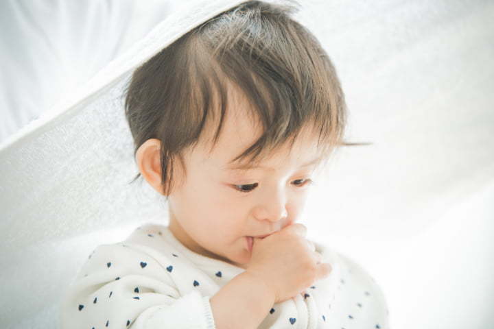 歯並びが悪くなる主な原因の指しゃぶりをする子ども