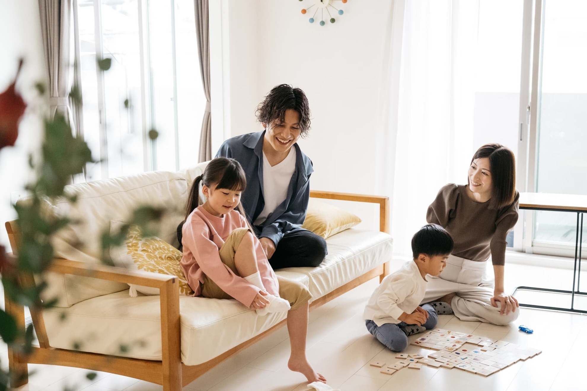 リビングで遊ぶ親子