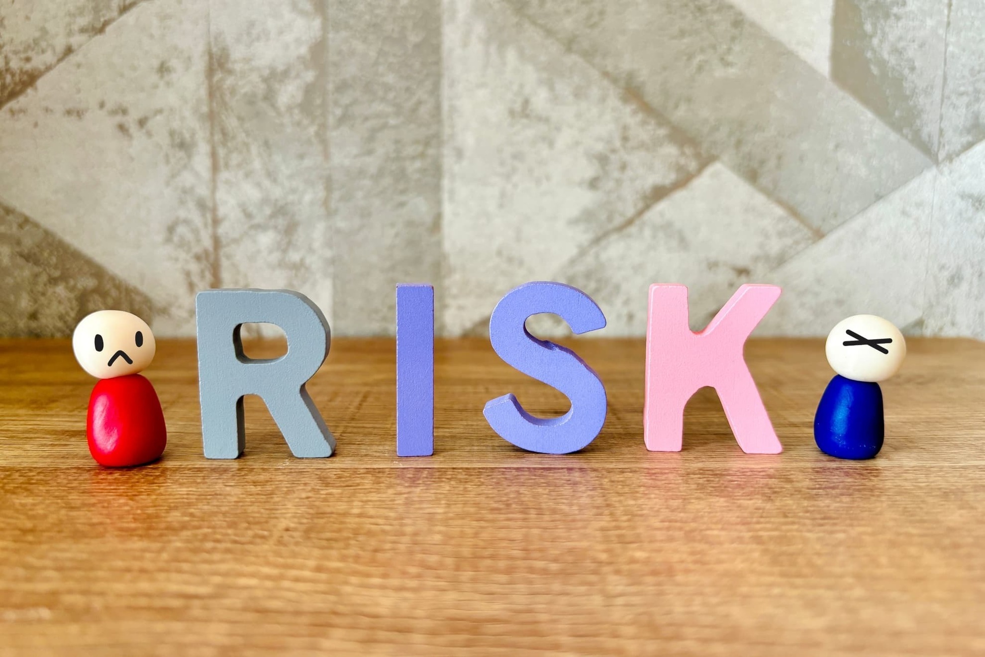 すきっ歯を放置するリスクについて説明するイメージ