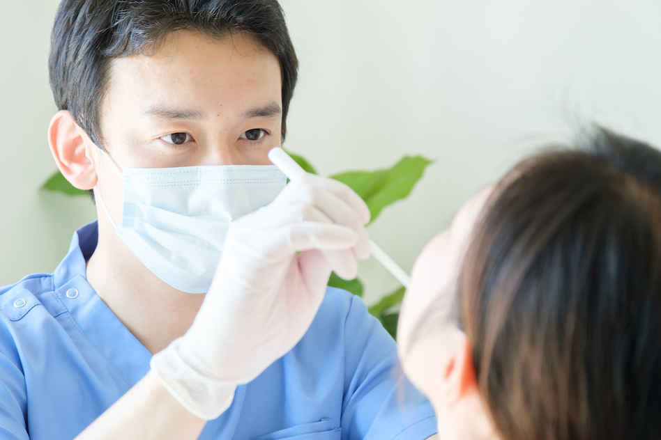受け口のチェックをする歯科医師