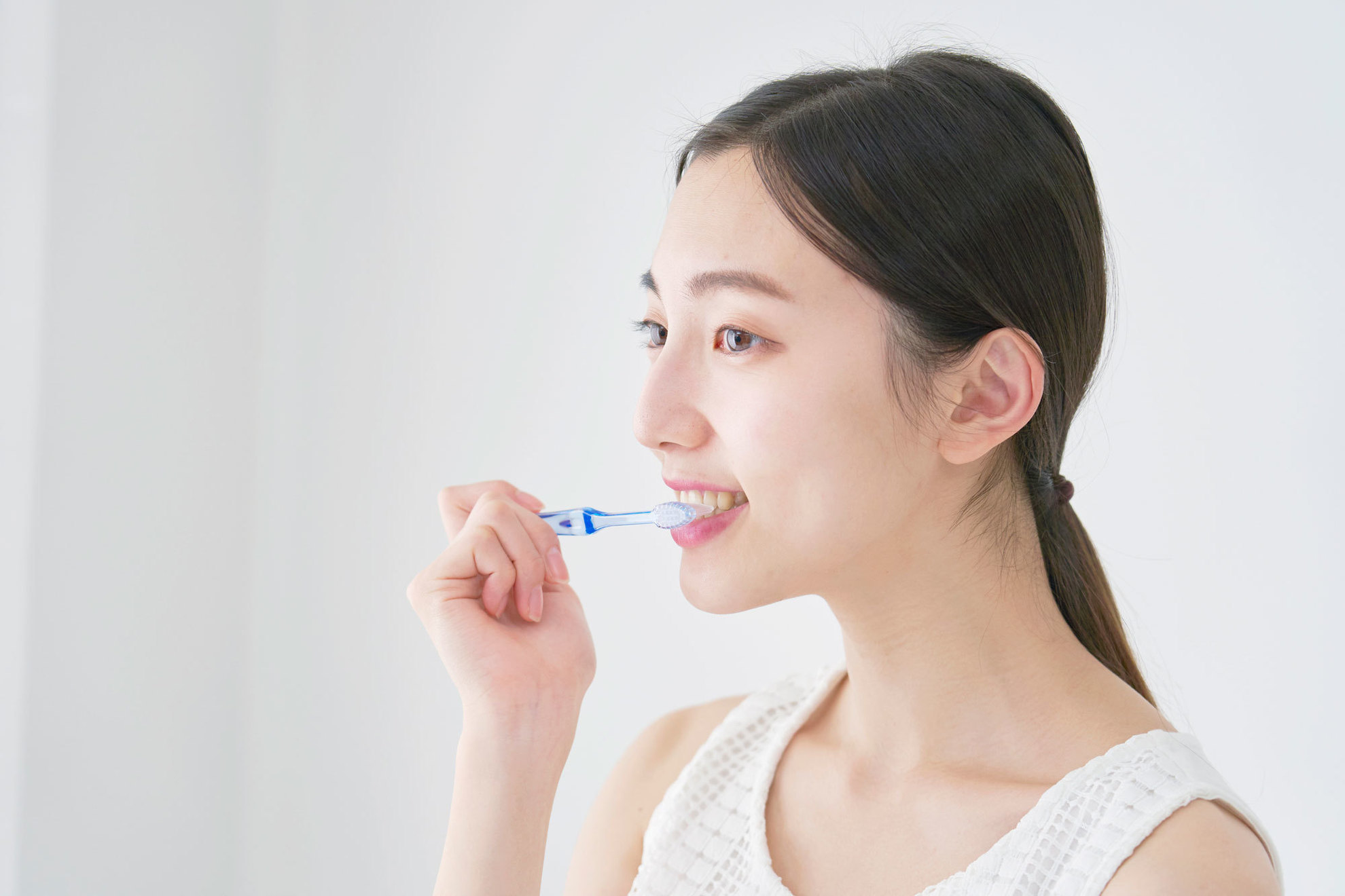 歯磨きをする女性