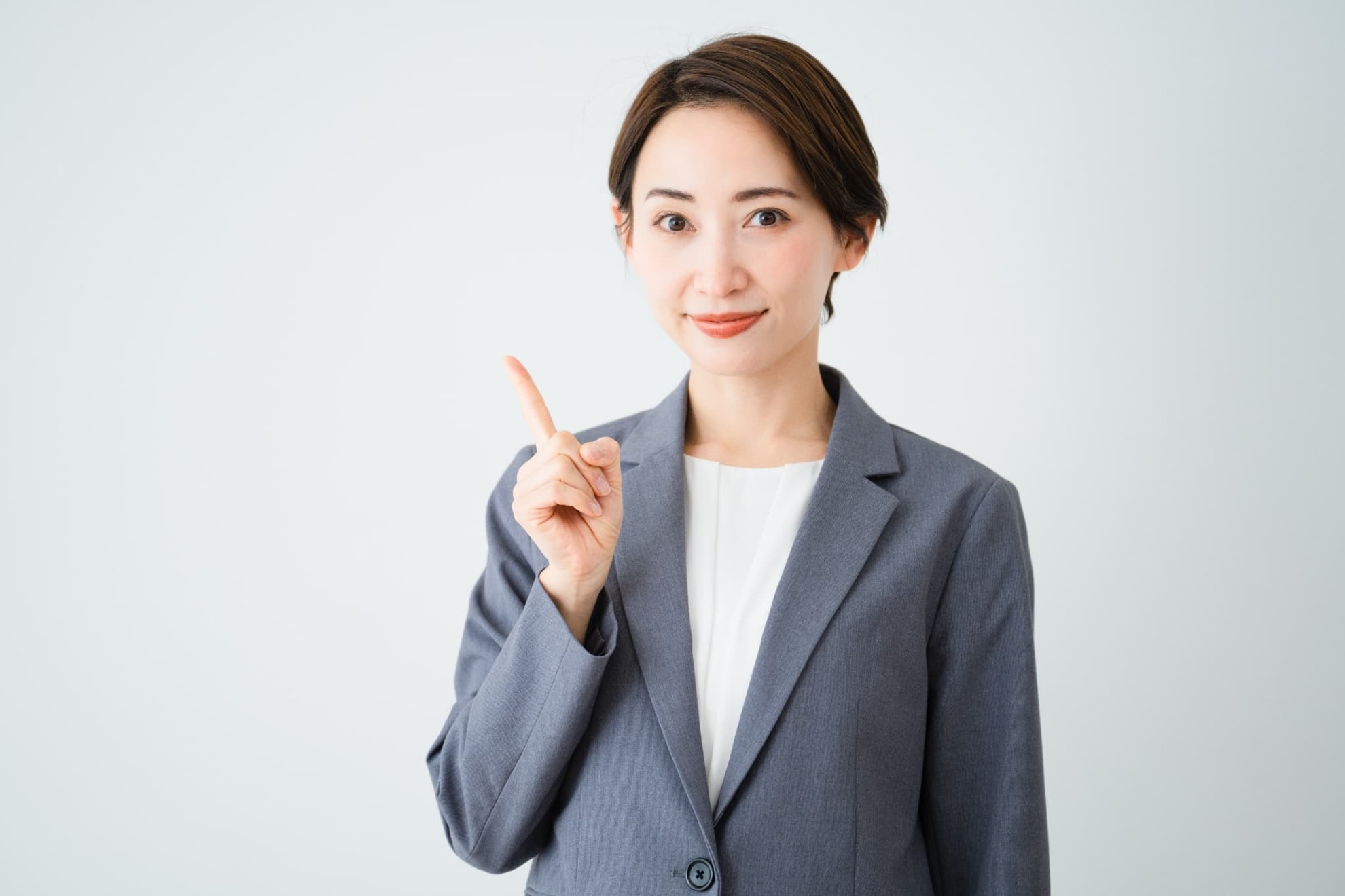 マウスピースの装着時間を守るためのコツを指さし確認する女性