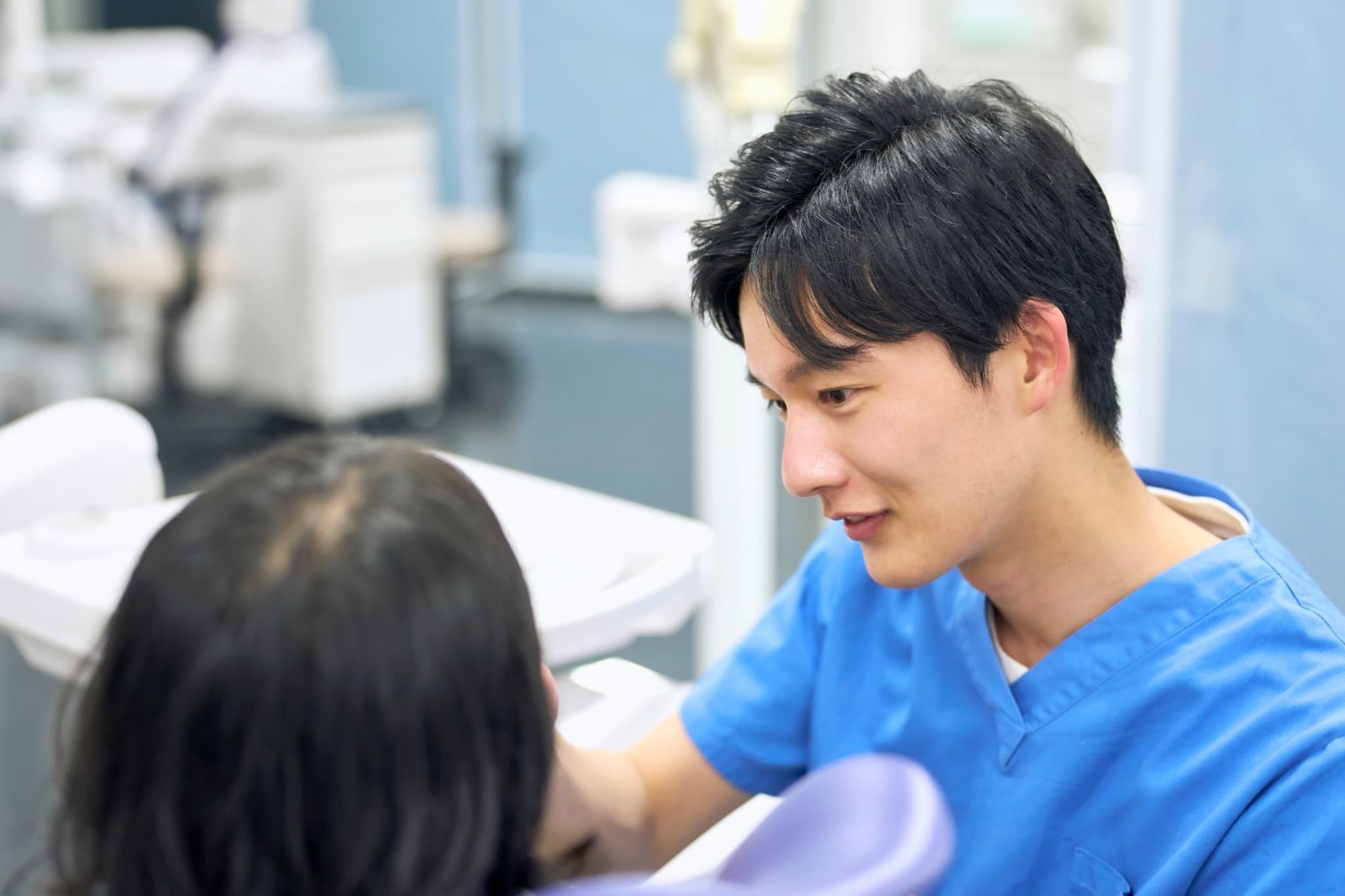 後戻りを歯科医に確認してもらっている患者