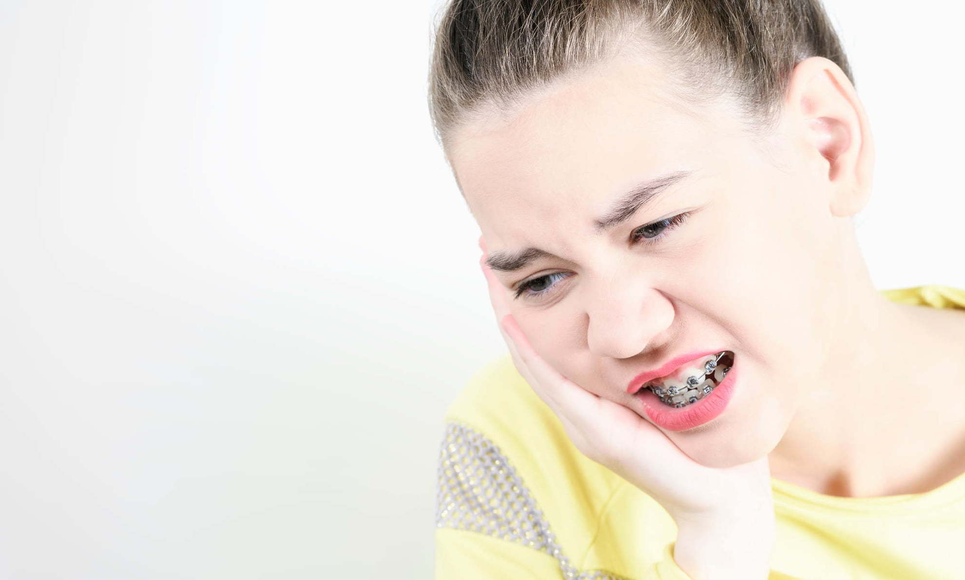 ワイヤー矯正中に食事をして痛みがでた女性