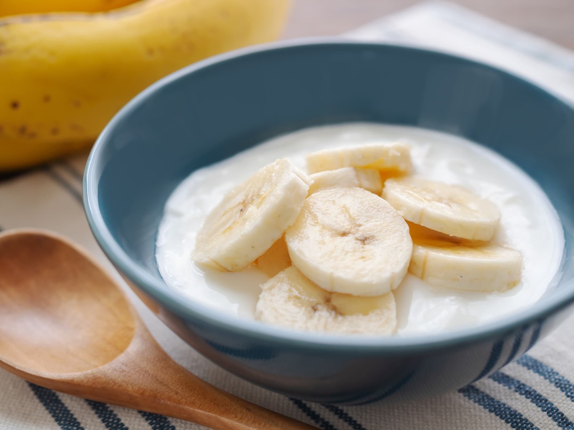 ヨーグルトにバナナのうす切りをのせたイメージ