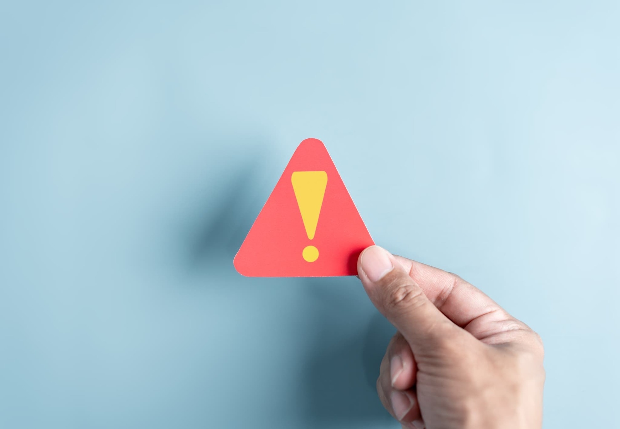 出っ歯を放置するリスクのイメージ