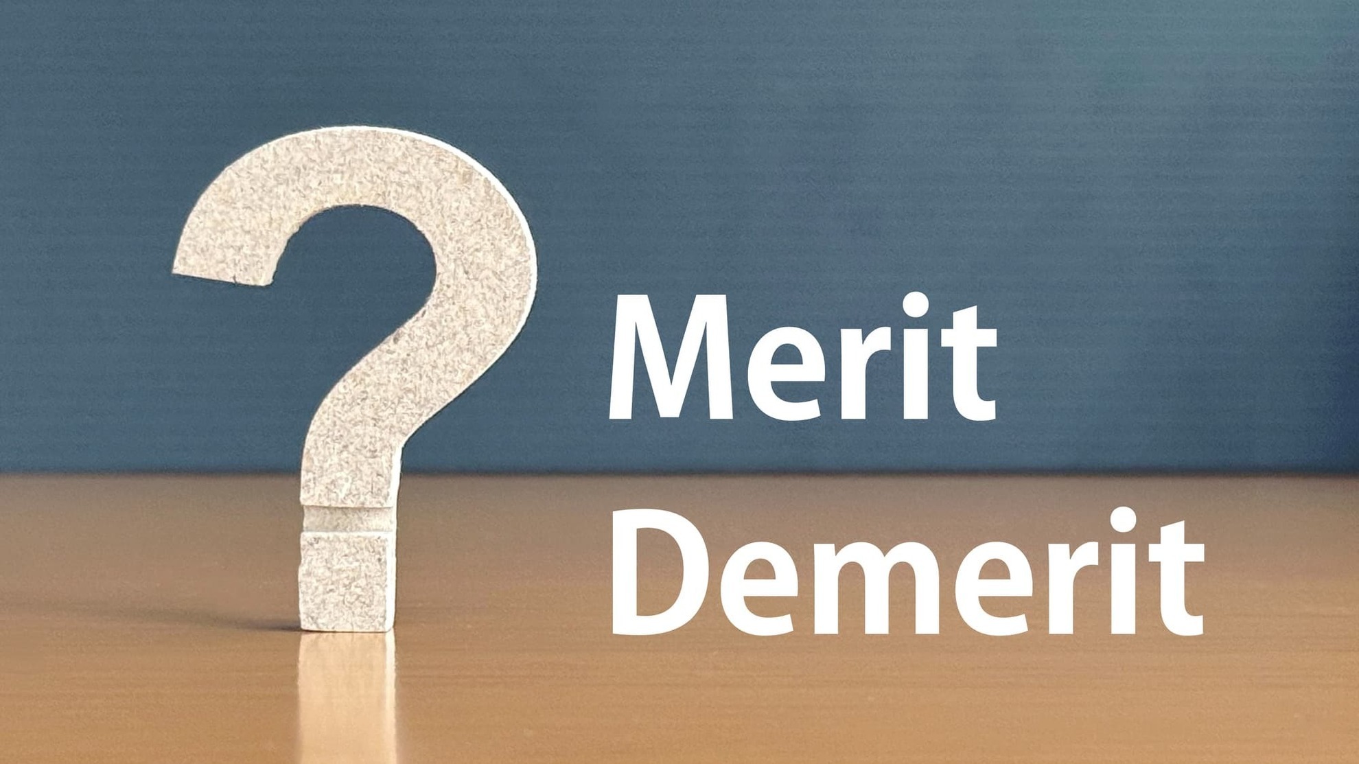 クエスチョンマークとメリットデメリットと英語で書かれた文字