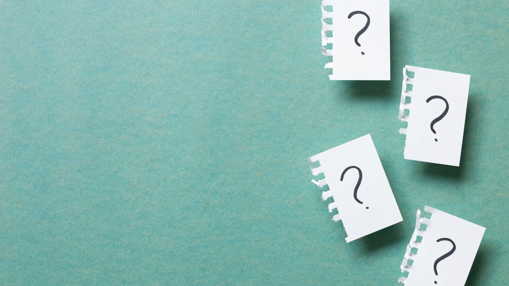 矯正用マウスピースのお手入れを怠るとどうなるのか考えるイメージ