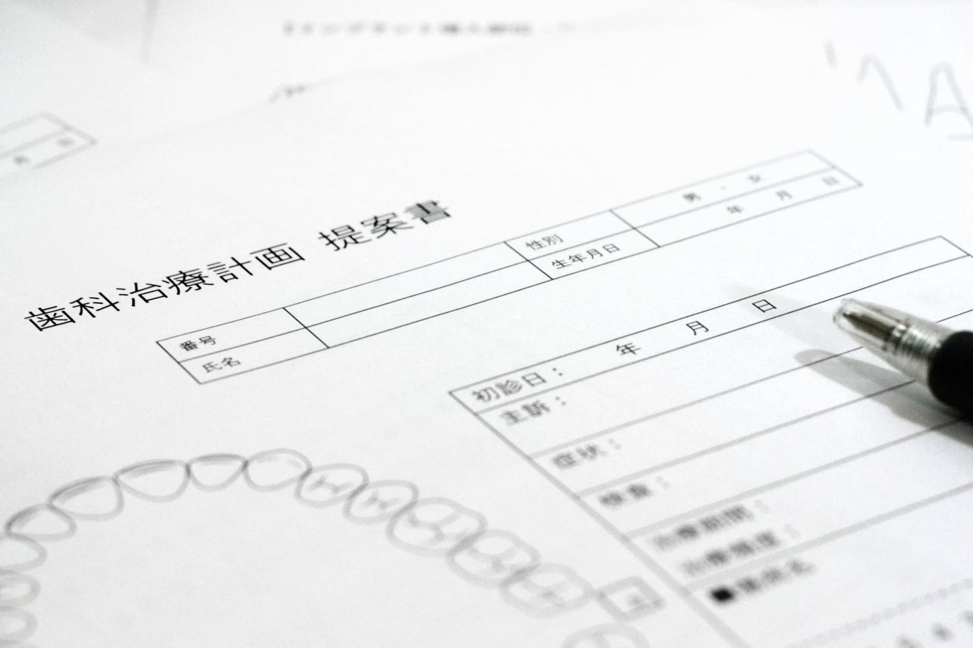 マウスピースが破損したため治療計画を見直すイメージ