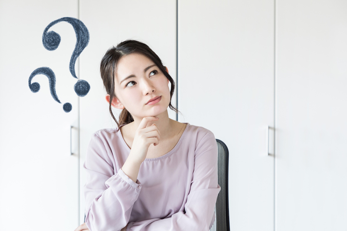 インビザラインで使用するアタッチメントとはなにか考える女性