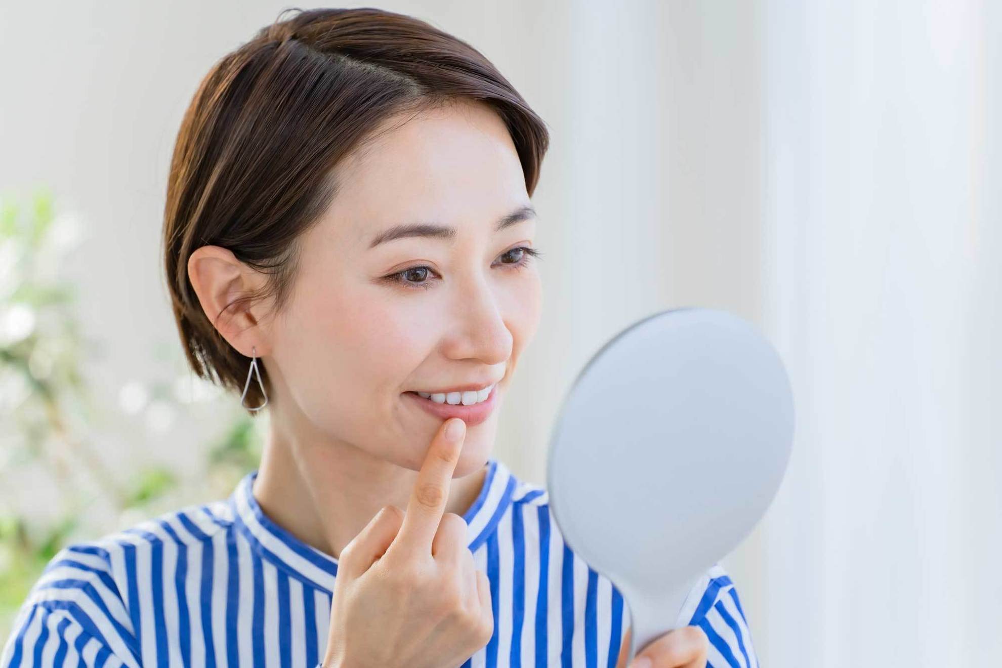 ワイヤー矯正がうまくいって微笑む女性