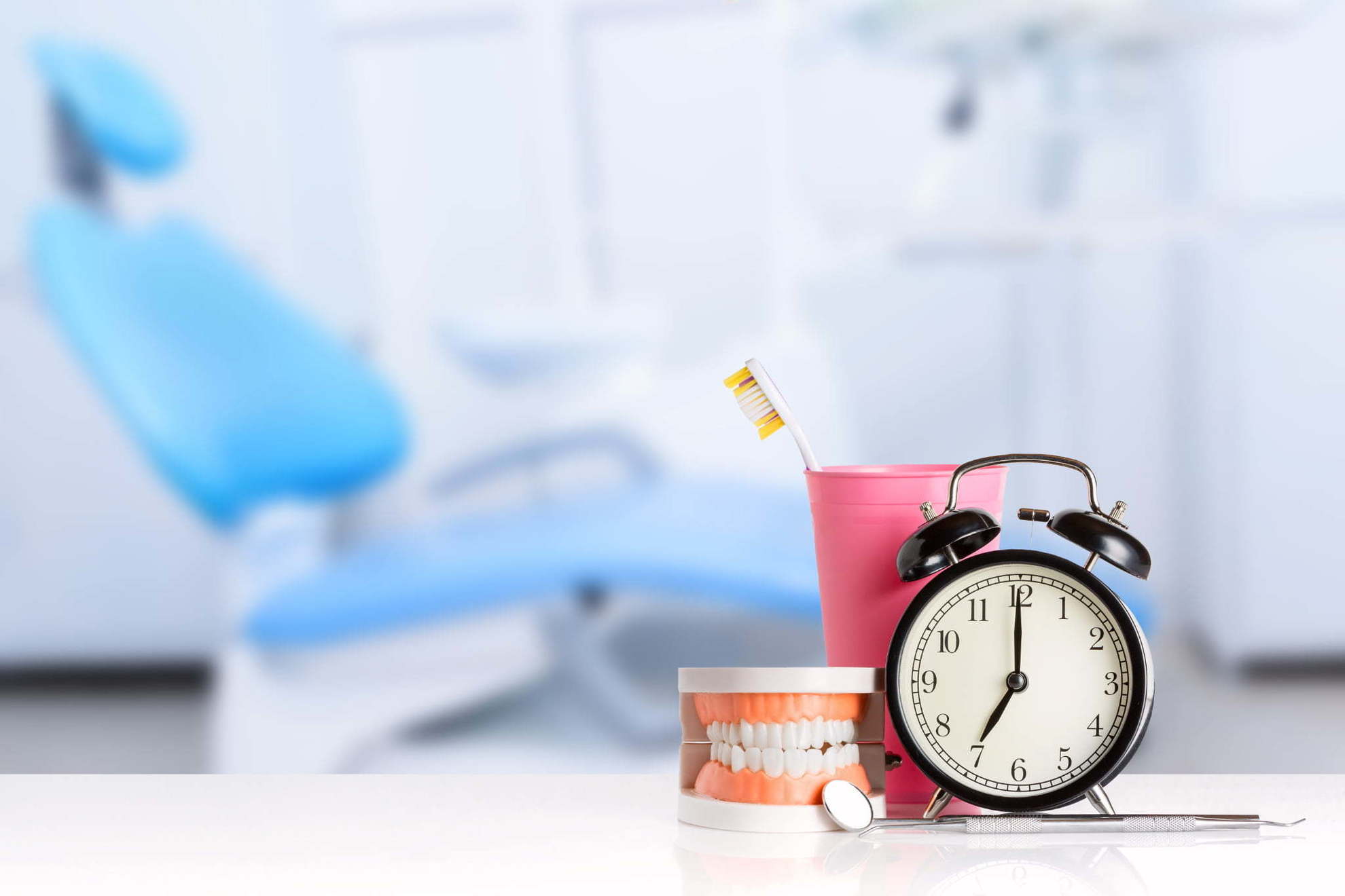 虫歯を予防するために正しい歯磨きや定期歯科検診を受けるイメージ