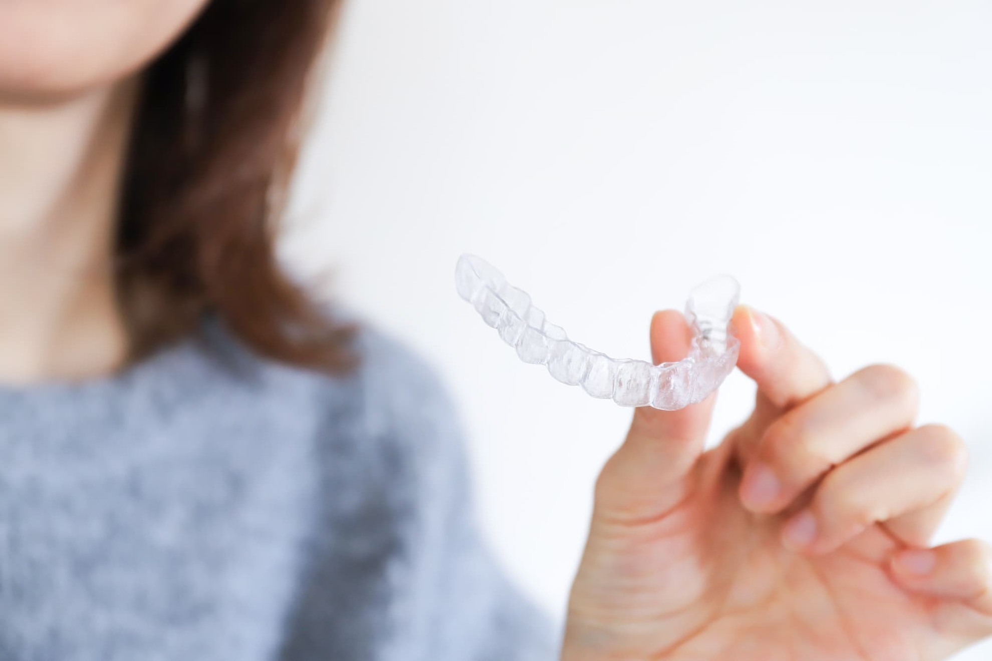 マウスピースを持つ女性の手元