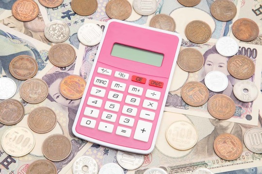 インビザラインですきっ歯を治す場合にかかる費用のイメージ