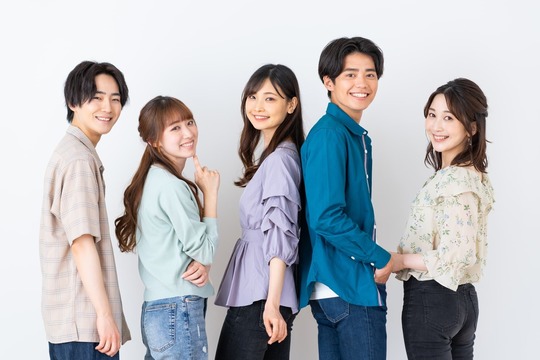 笑顔で振り返る若い男女たち