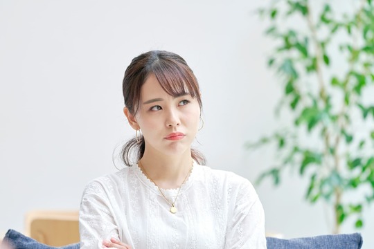 後戻りとは何か考える女性