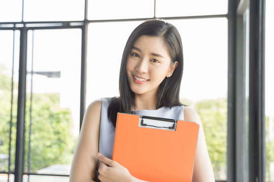 歯の矯正をして美しい歯並びで笑う女性