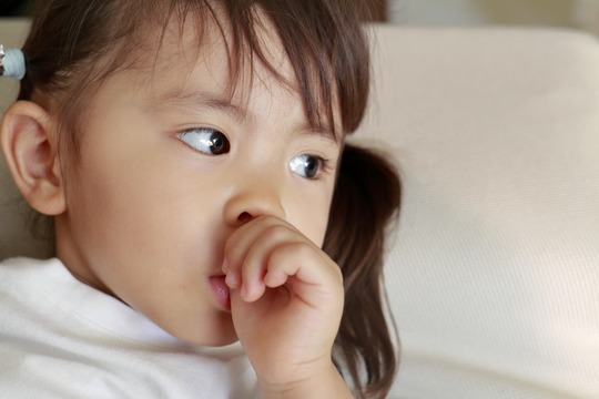 指しゃぶりする子ども