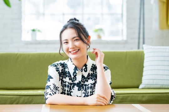 ワイヤー矯正で美しい歯並びとなった笑顔の女性