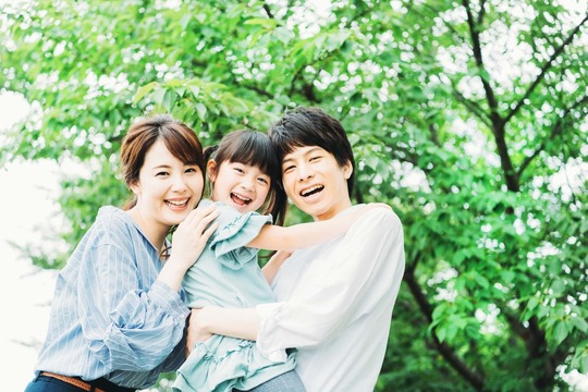 インビザライン・ファーストで綺麗な歯並びになった子どもを抱いた家族