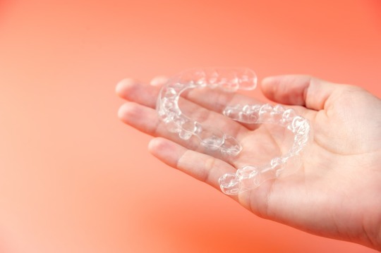 マウスピースを持つ手元