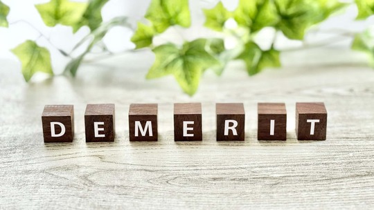 インビザラインですきっ歯を治すデメリットのイメージ