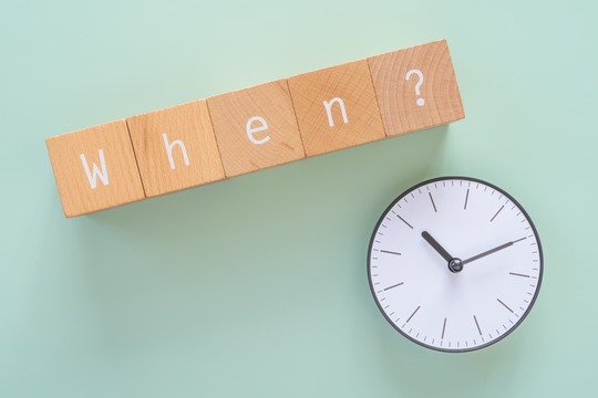 インビザライン矯正中にゴムかけをするタイミングを考えるイメージ