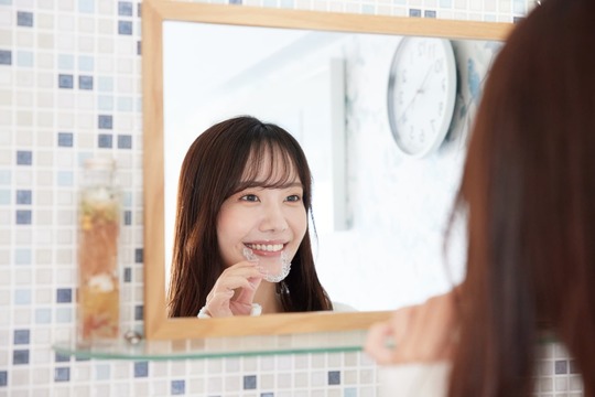 歯ぎしりを改善しマウスピース矯正を続ける女性