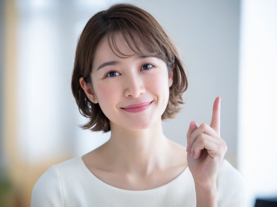 マウスピース矯正中の歯ぎしりの影響と改善する方法を伝える女性