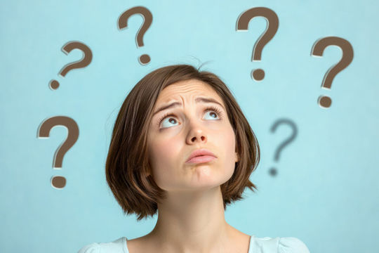 マウスピース矯正で受け口は治るのか考える女性