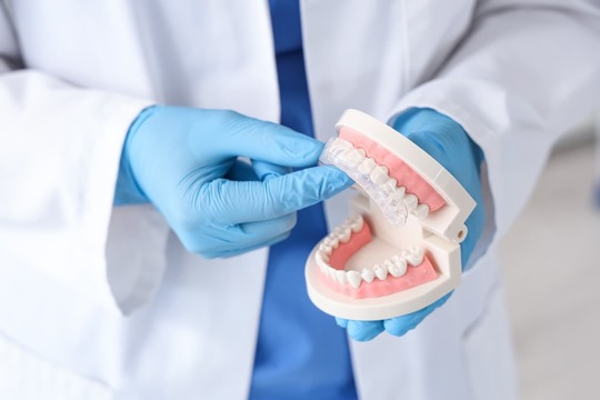 マウスピース矯正の装置が浮くときの対処法を説明する歯科医師