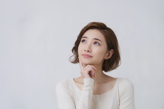 歯ぎしりがマウスピース矯正に与える影響を考える女性