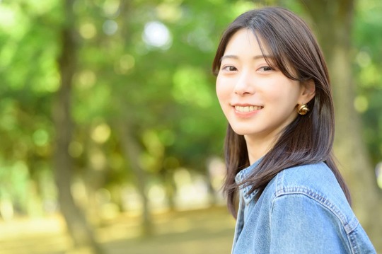 矯正で美しい歯並びになった笑顔の女性