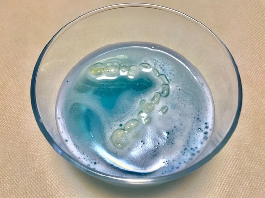 洗浄液に浸けたマウスピース