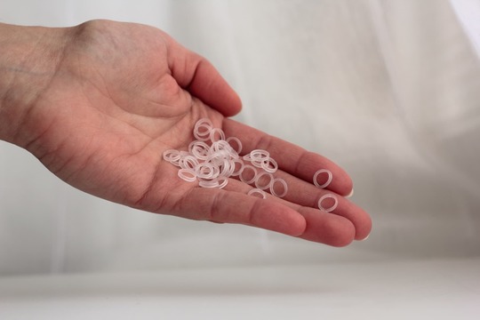 インビザライン矯正中のゴムかけに使用するゴム