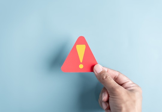 出っ歯を放置するリスクのイメージ