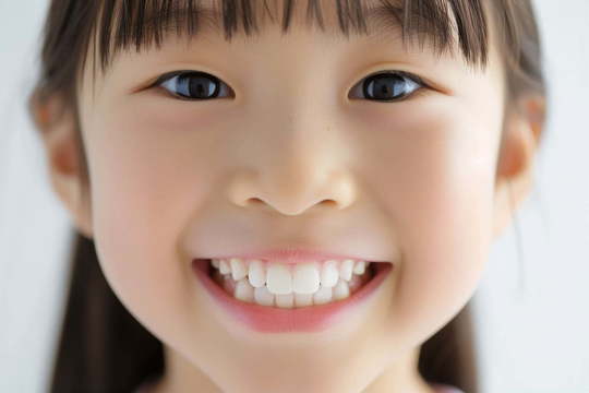 小児矯正で歯列が整い笑顔に自信が出た子ども