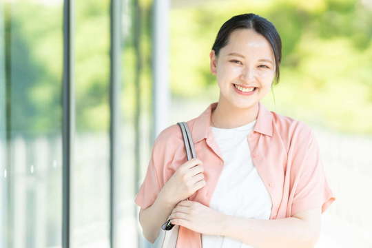 インビザラインですきっ歯を治した笑顔の女性