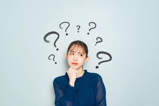 インビザライン矯正中に行うゴムかけとは何か疑問を持つ女性