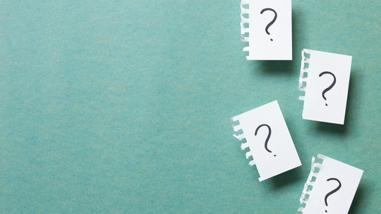 矯正用マウスピースのお手入れを怠るとどうなるのか考えるイメージ