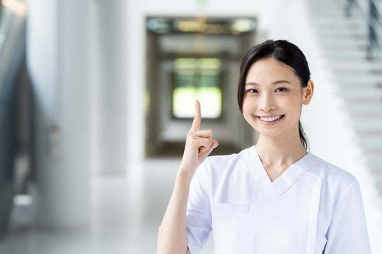 MFTトレーニングを継続するためのコツを説明する歯科医