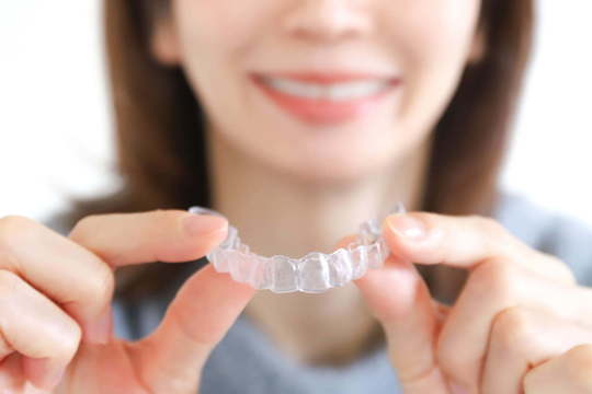 受け口をマウスピース矯正で治療する女性