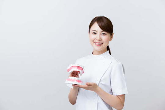 歯並びが悪くなる仕組みを説明する歯科衛生士