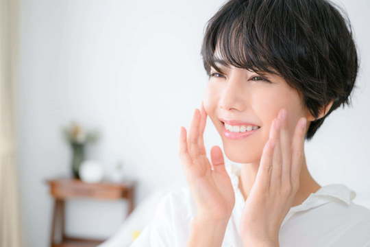 ワイヤー矯正で歯列が整い笑顔に自信が出た女性