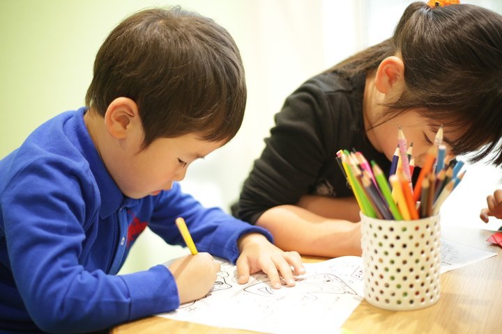 色えんぴつでお絵かきをする子どもたち