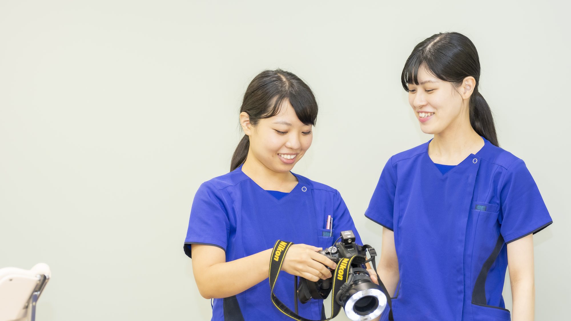 笑顔で口腔内カメラを確かめる歯科衛生士
