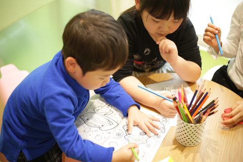 キッズスペースでお絵かきするお子さん