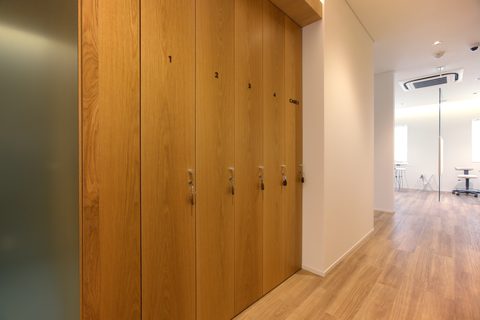 木の扉が並ぶ廊下