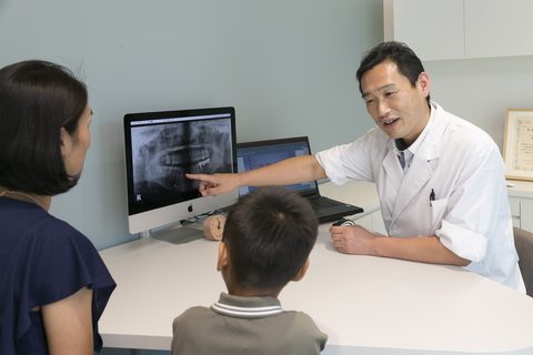 レントゲンを見ながら説明する矯正医